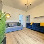 Sleeps 7 - Spacious 3 Bed House W Free Parking