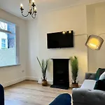 Sleeps 7 - Spacious 3 Bed House W Free Parking