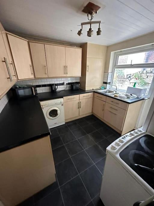 Sleeps 7 - Spacious 3 Bed House W Free Parking Holiday home